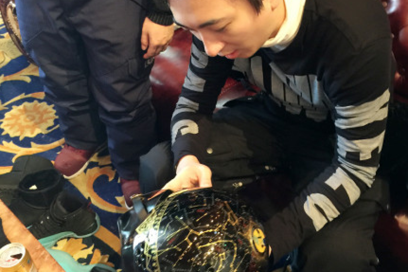 老公终于炫富了！王思聪定制3D打印滑雪头盔