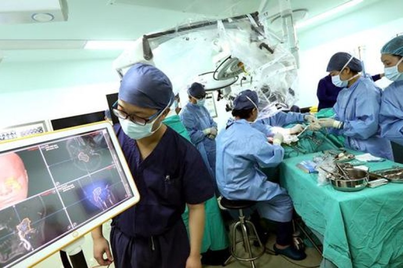 中、美、意、日、丹麦等11位学者教授齐聚上海探讨3D打印在颅底及脑血管外科中的应用，现场三维手术演练