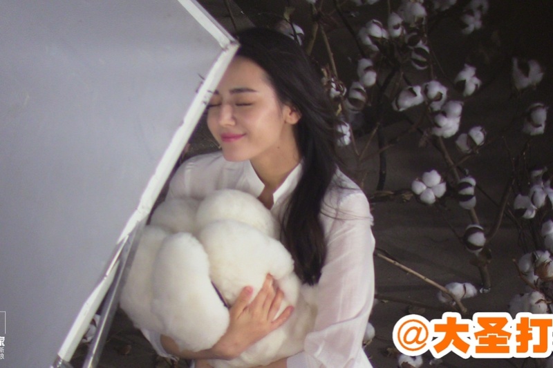迪丽热巴白衣飘飘好仙，怀里的“大棉花”居然是3D打印的