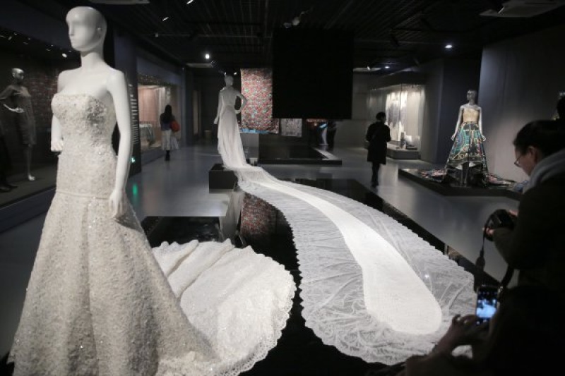 第一套3D打印婚纱、世界最长3D打印拖尾...国丝馆的3D时尚之夜大开脑洞